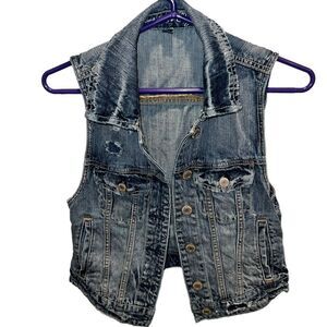 American Eagle distressed denim vest women’s small